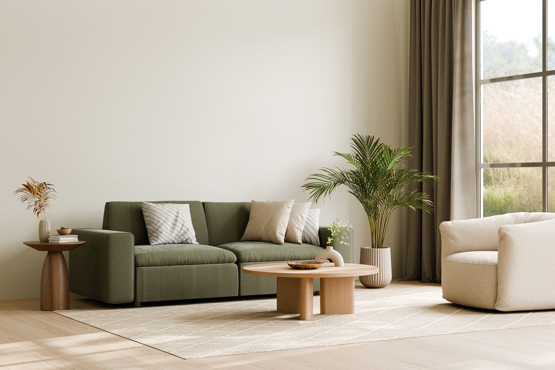 Modernes Wohnzimmer mit minimalistischer Einrichtung, bestehend aus einem grünen Sofa mit neutralen Zierkissen, einem runden Holzcouchtisch mit einer Keramikvase, einem beigefarbenen Sessel und Zimmerpflanzen. Natürliches Licht fällt durch große Fenster mit taupefarbenen Vorhängen und beleuchtet den beigefarbenen Teppich auf dem Holzboden.